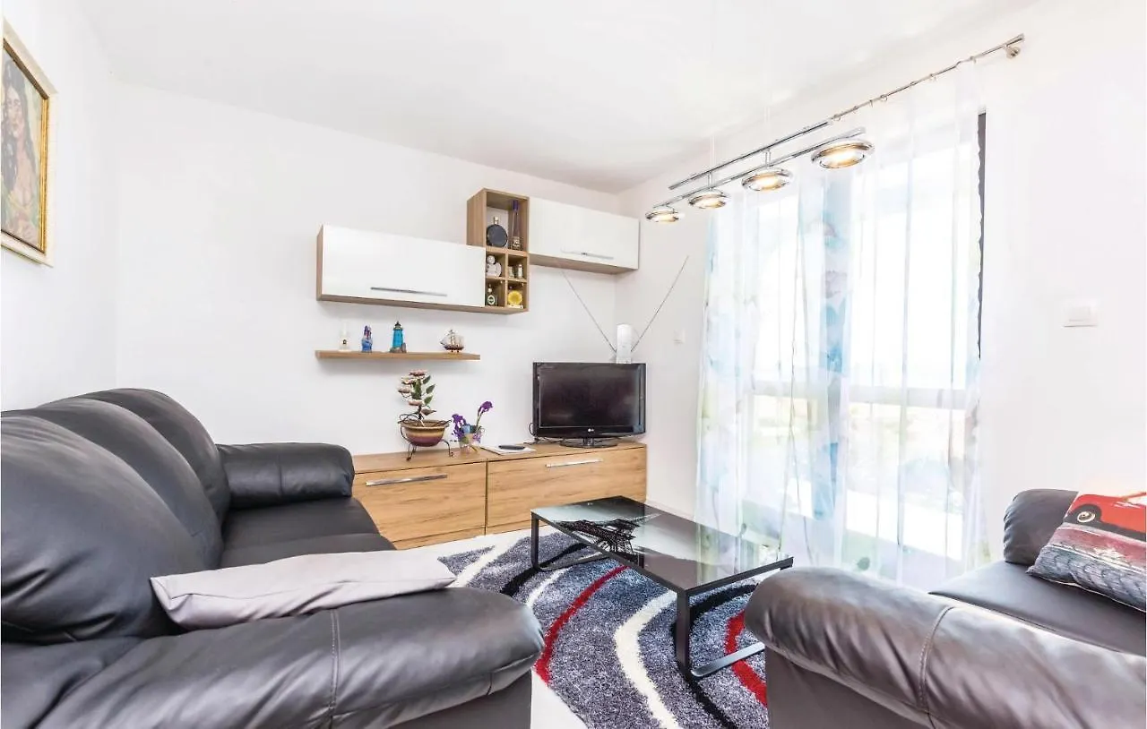 Cozy Apartment In Dramalj With Kitchen